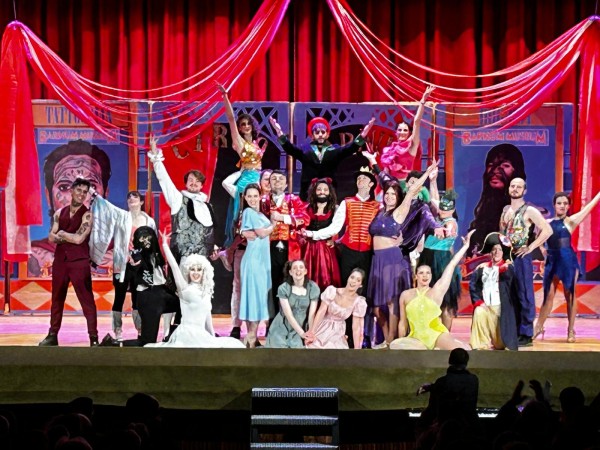 Il cast di «The Greatest Show» al completo sul palco, a braccia alzate