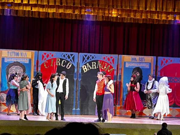 Una scena di «The Greatest Show» davanti alla scenografia del Circo Barnum