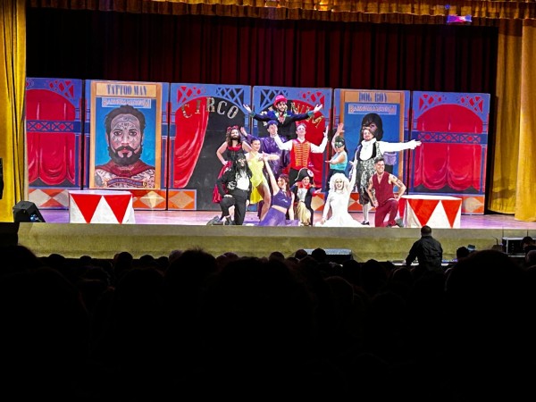 Il palco del Teatro Smeraldo con tutto il cast di «The Greatest Show», visto dalla platea