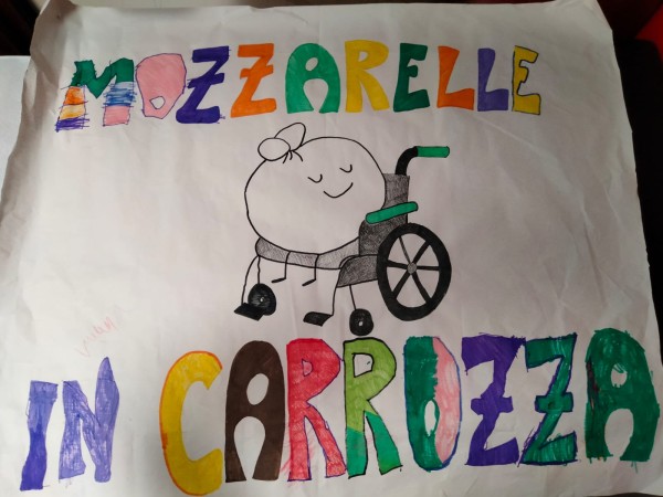 Cartellone colorato con la scritta «Mozzarelle in carrozza» e il disegno di una mozzarella in carrozzina
