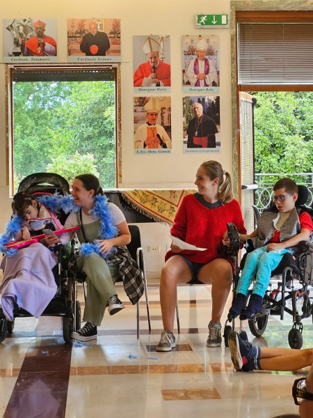 Bambini in carrozzina ed educatrici durante un'attività di gruppo