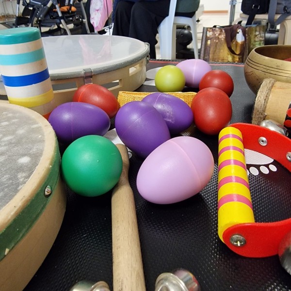 Strumenti per un laboratorio di musica: tamburi, maracas e uova sonore