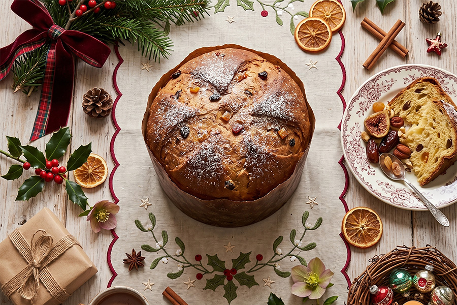 Un panettone e decorazioni natalizie sulla tavola